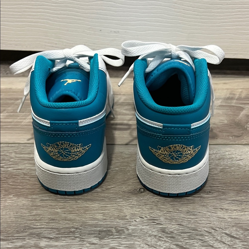 NWOT Nike Jordan 1 Low Aquatone (553560-174) Teal and White. Boys size 5Y - Picture 7 of 10